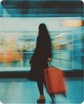 Voyageur avec une valise orange dans un aéroport
